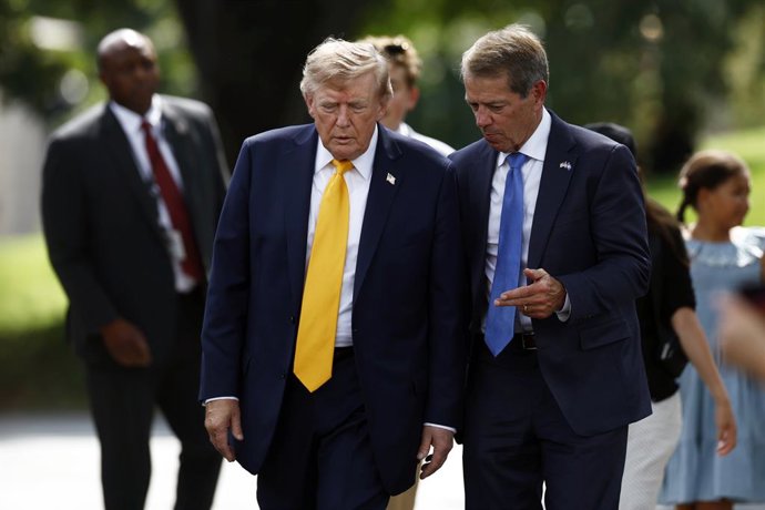 24 de agosto de 2026, Washington, Distrito de Columbia, EUA: O presidente dos Estados Unidos, Donald J. Trump (à esquerda), conversa com o governador Jim Pillen (republicano de Nebraska) (à direita) enquanto caminha até o canteiro de obras de um heliporto