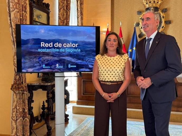 La consejera de Medio Ambiente y Energía, María González Corral, con el alcalde de Segovia, José Mazarías.