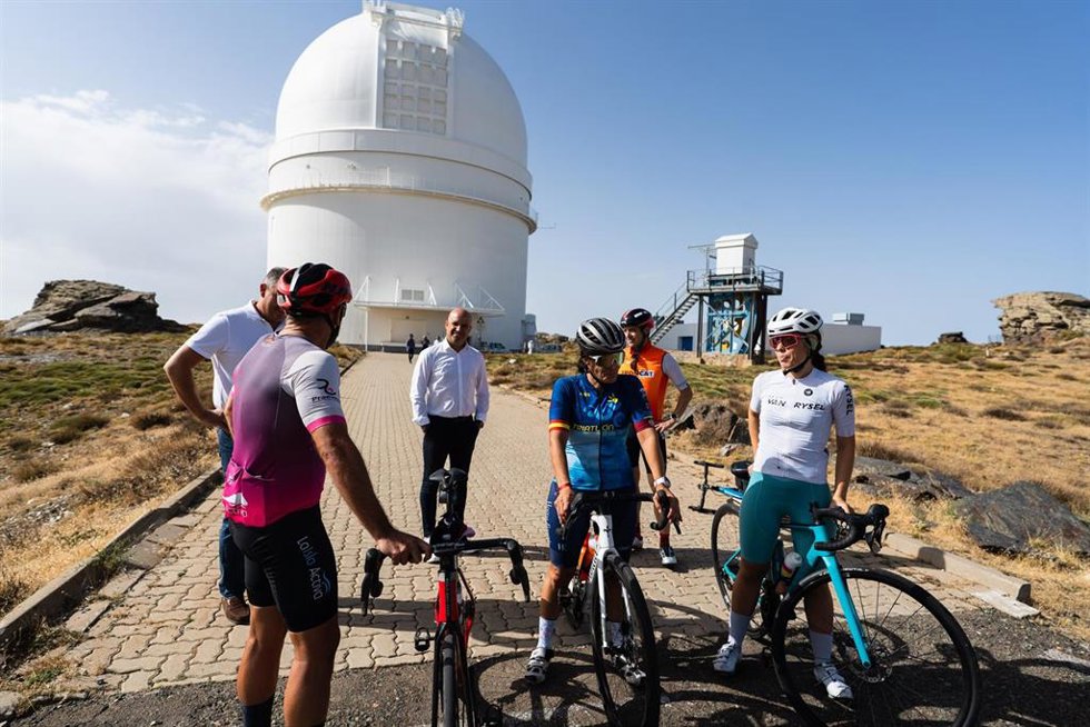 El presidente de la Diputación de Almería, José Antonio García Alcaína, visita las obras de la carretera que conducen hasta el observatorio de Calar Alto.