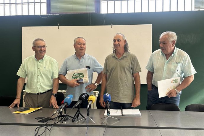 El coordinador de la COAG, Lorenzo Rivera; el presidente de Asaja de Castilla y León, Donaciano Dujo; el coordinador de UCCL, Jesús Manuel González Palacín, y el secretario general de UPA, Aurelio González, en la rueda de prensa de este martes.