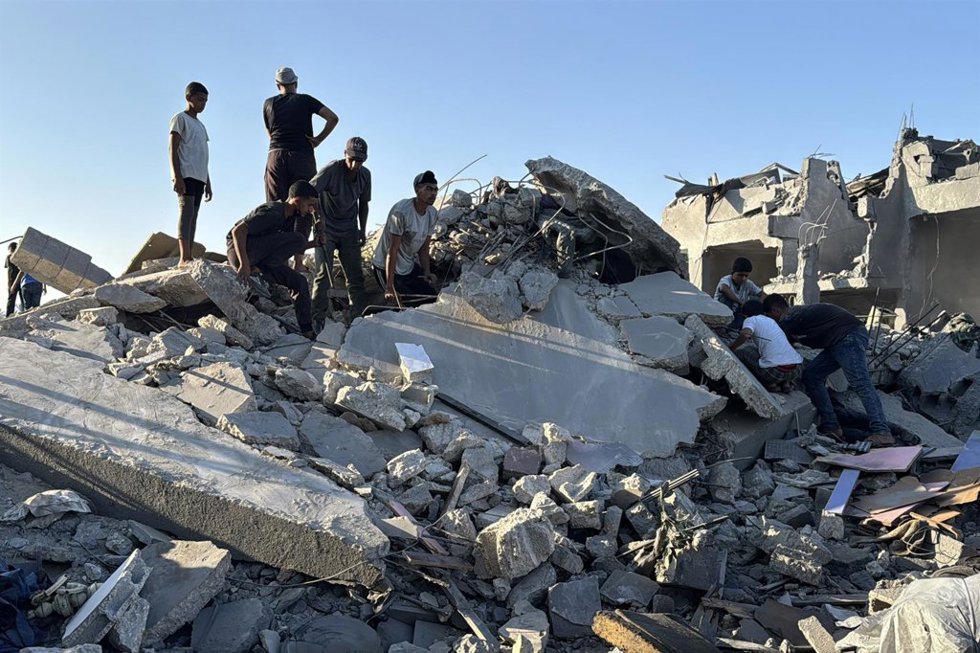 Palestinos inspeccionan los daños causado por un bombardeo ejecutado por el Ejército de Israel contra Deir al Balá, en el centro de la Franja de Gaza