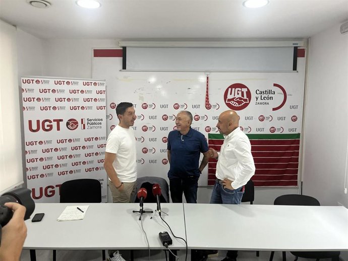 El secretario general de UGT, Pepe Álvarez (en el centro), junto al secretario general del sindicato en Castilla y León, Óscar Lobo (dcha), ye l representante sindical de bomberos forestales Javier García.