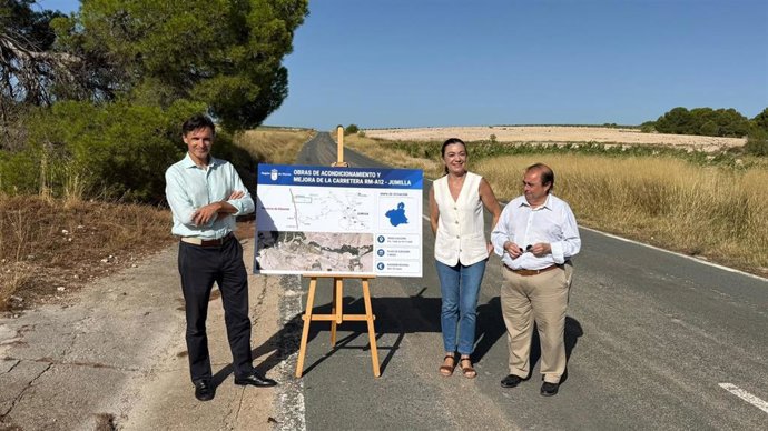 El consejero de Infraestructuras y Desarrollo Territorial, Jorge García Montoro, y la alcaldesa de Jumilla, Seve González, supervisan el inicio de las obras de mejora de la carretera RM-A12