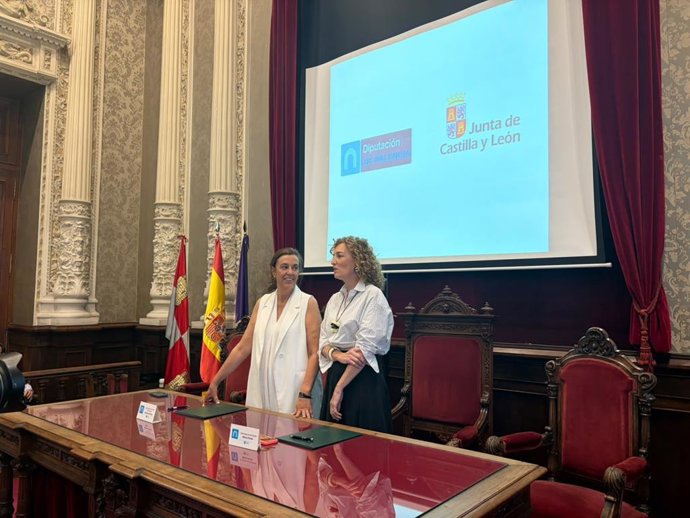 Ángeles Armisén y María Pardo tras la firma del convenio.