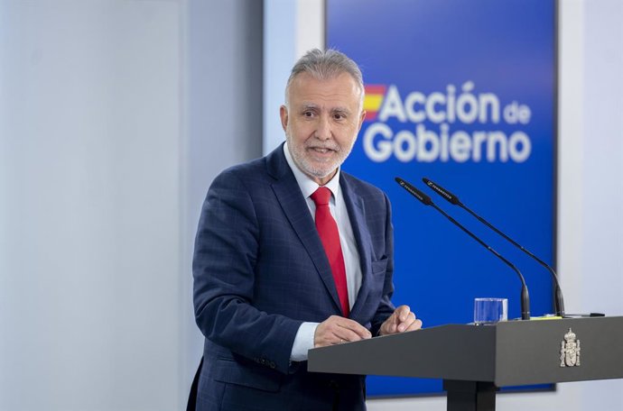 Archivo - El ministro de Política Territorial y Memoria Democrática, Ángel Víctor Torres, ofrece una rueda de prensa, en el Palacio de La Moncloa, a 17 de diciembre de 2025, en Madrid (España). Se trata del primer encuentro entre el presidente del Gobiern