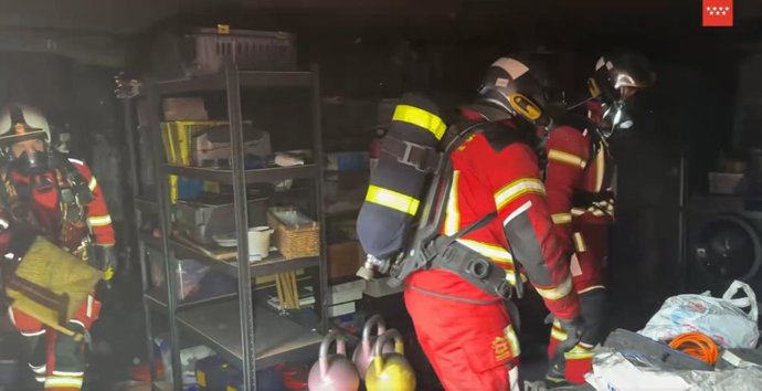 Archivo - Bomberos de la Comunidad de Madrid actúan en un incendio en vivienda
