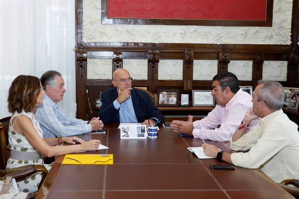 El alcalde de Valladolid, Jesús Julio Carnero (centro), y los concejales de Tráfico y Movilidad y Urbanismo y Vivienda, se reúnen con representantes de la Asociación de Propietarios del Polígono de Argales.