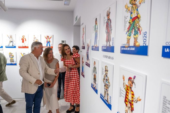 La teniente de alcalde de Fiestas y Carnaval en Cádiz, Beatriz Gandullo, y la teniente de alcalde de Cultura, Maite González, en la inauguración de la exposición 'CaiTipo: La piel que habita la copla' en la Casa del Carnaval