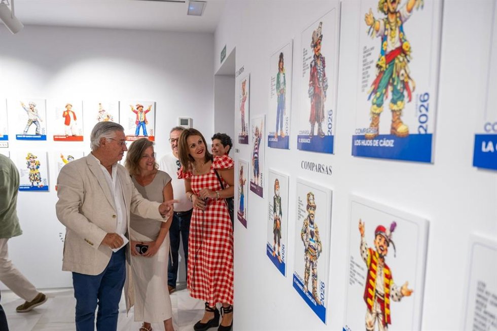La teniente de alcalde de Fiestas y Carnaval en Cádiz, Beatriz Gandullo, y la teniente de alcalde de Cultura, Maite González, en la inauguración de la exposición 'CaiTipo: La piel que habita la copla' en la Casa del Carnaval