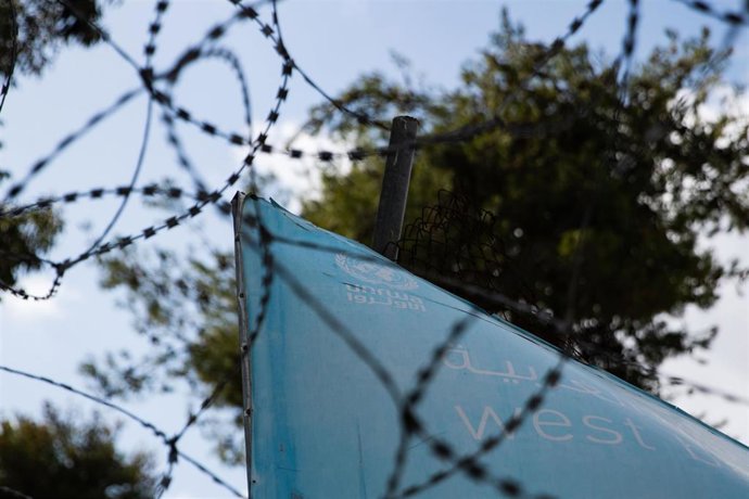 Archivo - Una bandera de la Agencia de Naciones Unidas para los Refugiados de Palestina en Oriente Próximo (UNRWA) durante unas labores de demolición de Israel en una de sus instalaciones en Jerusalén en enero de 2026 (archivo)
