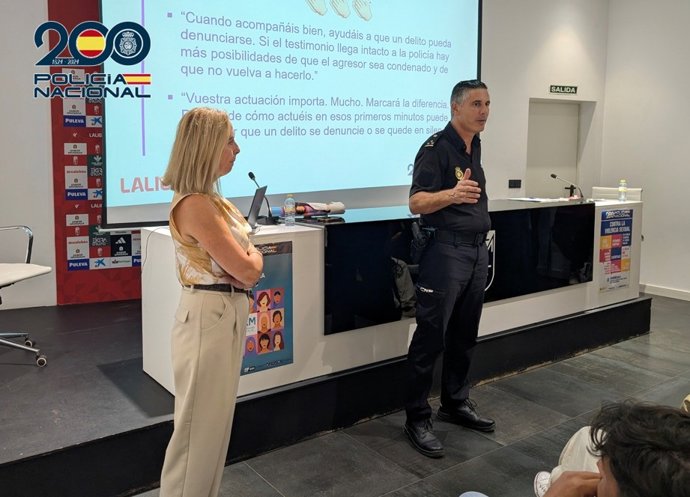 En los prolegómenos del partido entre el Granada y el Mallorca en el Estadio Nuevo Los Cármenes ha tenido lugar una exposición del contenido del protocolo, una formación de los procedimientos de actuación y un simulacro de agresión sexual.