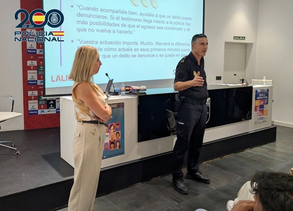 En los prolegómenos del partido entre el Granada y el Mallorca en el Estadio Nuevo Los Cármenes ha tenido lugar una exposición del contenido del protocolo, una formación de los procedimientos de actuación y un simulacro de agresión sexual.