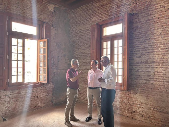 El delegado de Urbanismo, Movilidad y Medio Ambiente, Borja Carabante, junto al concejal de Carabanchel, Carlos Izquierdo, han visitado este martes el palacete donde el Ayuntamiento de Madrid ha llevado a cabo una reconstrucción.