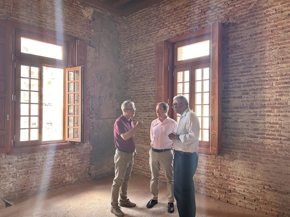 El delegado de Urbanismo, Movilidad y Medio Ambiente, Borja Carabante, junto al concejal de Carabanchel, Carlos Izquierdo, han visitado este martes el palacete donde el Ayuntamiento de Madrid ha llevado a cabo una reconstrucción.