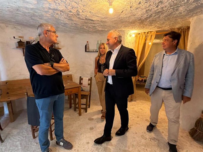 El delegado del Gobierno en Castilla y León, Nicanor Sen, visita las casas cueva de Trigueros del Valle (Valladolid).