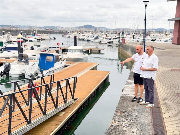 El consejero de Fomento, Roberto Media, en el puerto de Laredo, acompañado por el alcalde, Miguel González