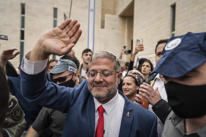 Archivo - 15 April 2026, ---, Jerusalem: Ben Gvir, Israel's Minister of National Security, waves supporters after a rally in his support, in front of the Israeli Supreme Court in Jerusalem. Photo: Matteo Placucci/ZUMA Press Wire/dpa
