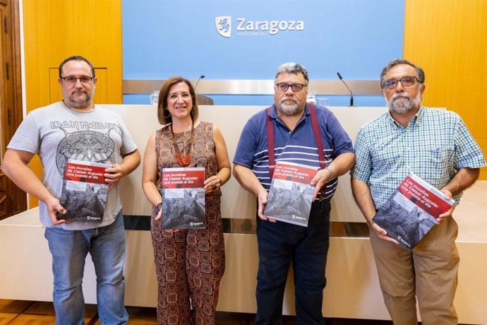 La consejera municipal de Cultura, Educación y Turismo del Ayuntamiento de Zaragoza, Sara Fernández, en la presentación de la publicación sobre las murallas romanas