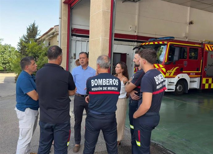 El consejero de Presidencia, Juventud, Acción Exterior y Emergencias, Marcos Ortuño, acompañado por la secretaria general de la Consejería, María Caballero, y el gerente del CEIS, Carmelo Cabañero, en su visita este martes al parque de bomberos de Yecla.