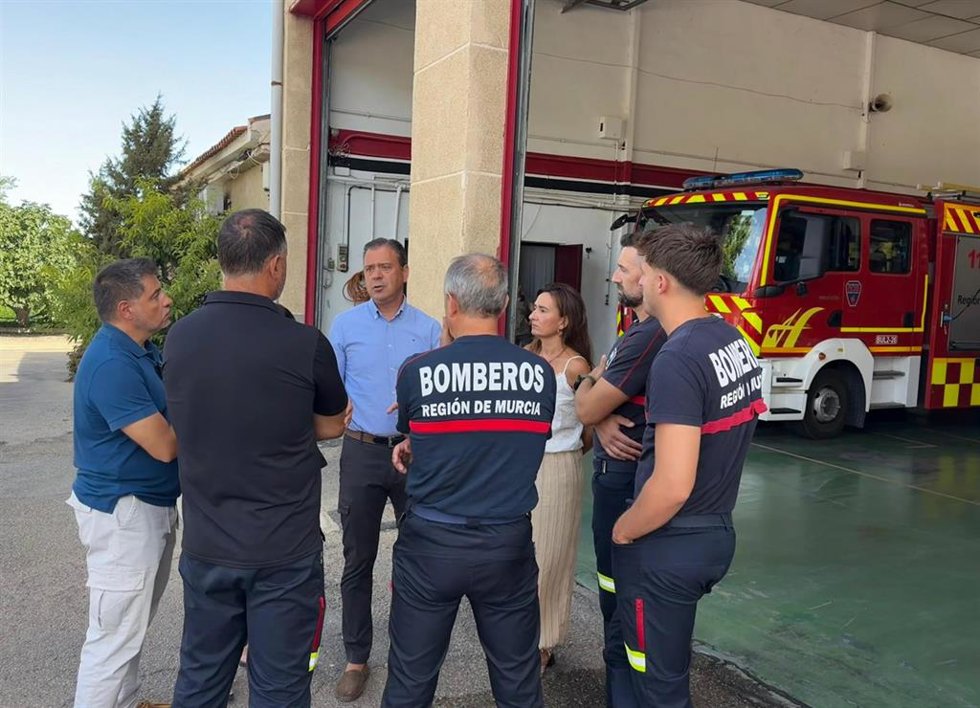 El consejero de Presidencia, Juventud, Acción Exterior y Emergencias, Marcos Ortuño, acompañado por la secretaria general de la Consejería, María Caballero, y el gerente del CEIS, Carmelo Cabañero, en su visita este martes al parque de bomberos de Yecla.
