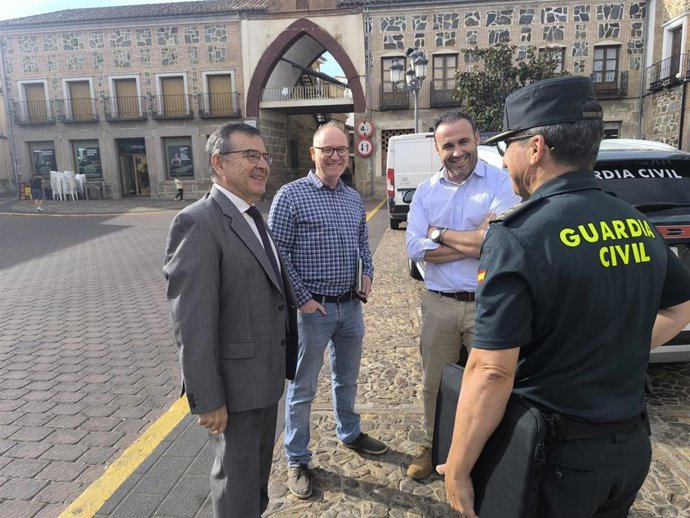 El subdelegado del Gobierno de España en la provincia de Toledo, Carlos Ángel Devia, ha copresidido hoy, junto al alcalde de Oropesa, Rubén Zapardiel, la Junta Local de Seguridad del municipio.