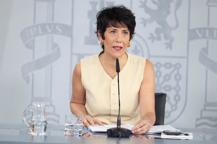A porta-voz do Governo e ministra da Inclusão, Previdência Social e Migração, Elma Saiz, durante a coletiva de imprensa após o Conselho de Ministros, em 25 de agosto de 2026, em Madri (Espanha). O Conselho de Ministros aprovou nesta terça-feira, 25 de ago