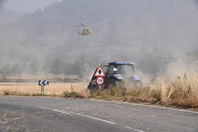 Helicóptero durante las labores de extinción de un incendio forestal, a 14 de agosto de 2026, en Las Peñas de Riglos, Hoya de Huesca, Huesca, Aragón (España). El incendio declarado a las 12.37 de este lunes en las Peñas de Riglos (Huesca) ha calcinado ya 