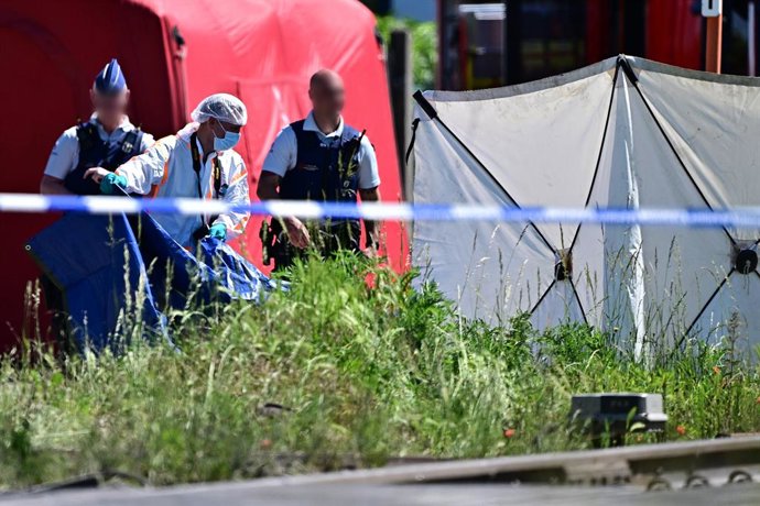 Archivo - 26 May 2026, Belgium, Buggenhout: Police investigators work at the scene of an accident between a train and a minivan, at the railway crossing Vierhuizen, in Buggenhout. Four people, including two children, were killed on Tuesday after a school 
