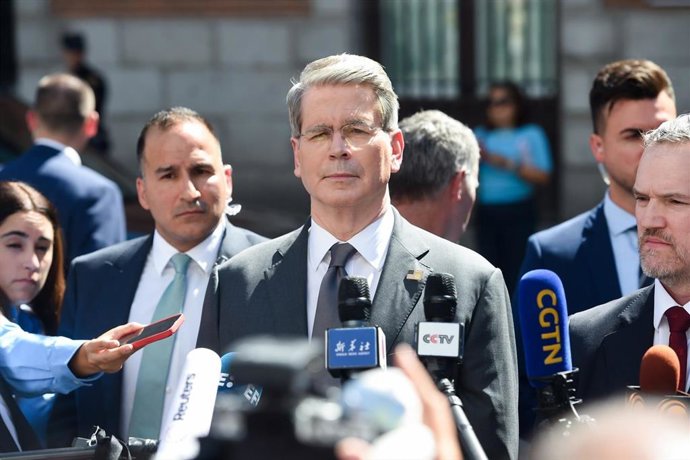 Archivo - (Foto De ARCHIVO) El Secretario Del Tesoro De EEUU, Scott Bessent, Atiende A Los Medios De Comunicación A Su Salida De Una Reunión, A 15 De Septiembre De 2025, En Madrid (España).