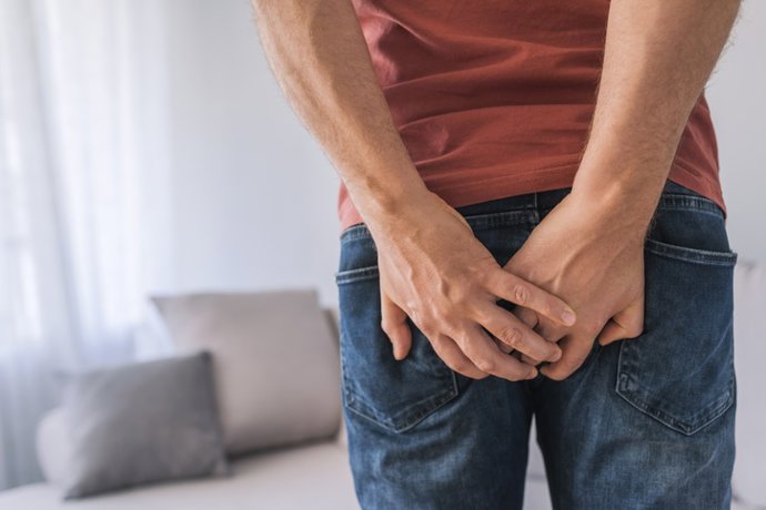 Archivo - Imagen de recurso de un hombre con dolor en el ano.