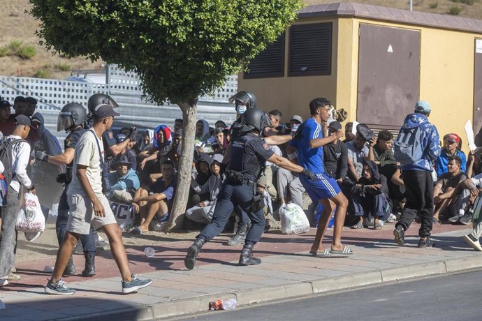 La Policía Nacional pone orden en las colas de migrantes, a 24 de agosto de 2026, en Ceuta (España). 