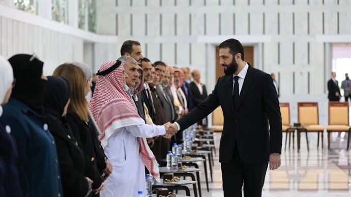 Archivo - Arquivo - 25 de junho de 2025, Damasco, República Árabe da Síria: O presidente sírio Ahmad al-Shara se reúne com dignitários e personalidades de Quneitra e das Colinas de Golã, com quem discute as condições de trabalho, de vida e de segurança na