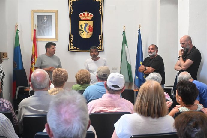 El parlamentario de Por Andalucía Rafael Sánchez Rufo y el diputado provincial de Izquierda Unida, Marcos Toti, junto al alcalde de Berrocal, Ángel Luis Romero, en la reunión con los vecinos por el incendio de Niebla.