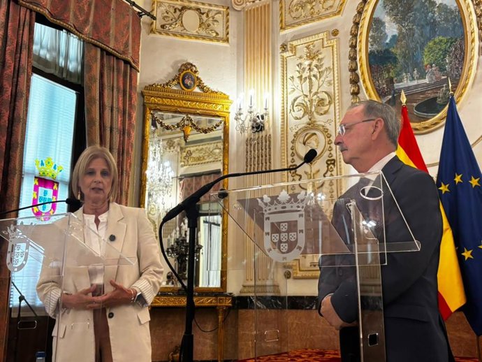 La alcaldesa de Jerez de la Frontera, y presidenta de la Federación Española de Municipios y Provincias (FEMP), María José García-Pelayo, en una visita a Ceuta, junto al presidente de la ciudad autónoma, Juan Vivas