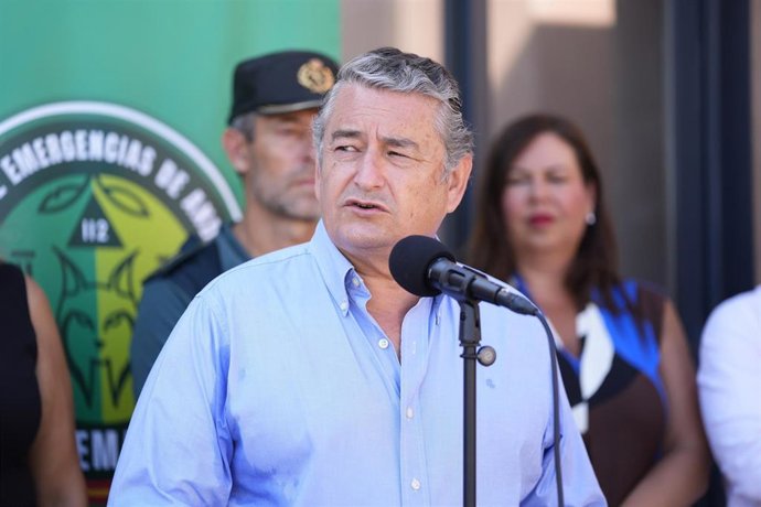 El vicepresidente primero y consejero de Presidencia, Sanidad y Emergencias, Antonio Sanz, atiende a los medios de comunicación. Imagen de archivo.