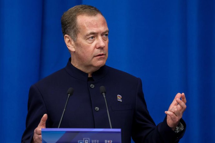 RÚSSIA, MOSCOU – 24 DE AGOSTO DE 2026: O vice-presidente do Conselho de Segurança da Rússia e presidente do Partido Rússia Unida, Dmitry Medvedev, discursa durante uma reunião com ativistas do projeto federal do partido “Movimento Feminino da Rússia Unida