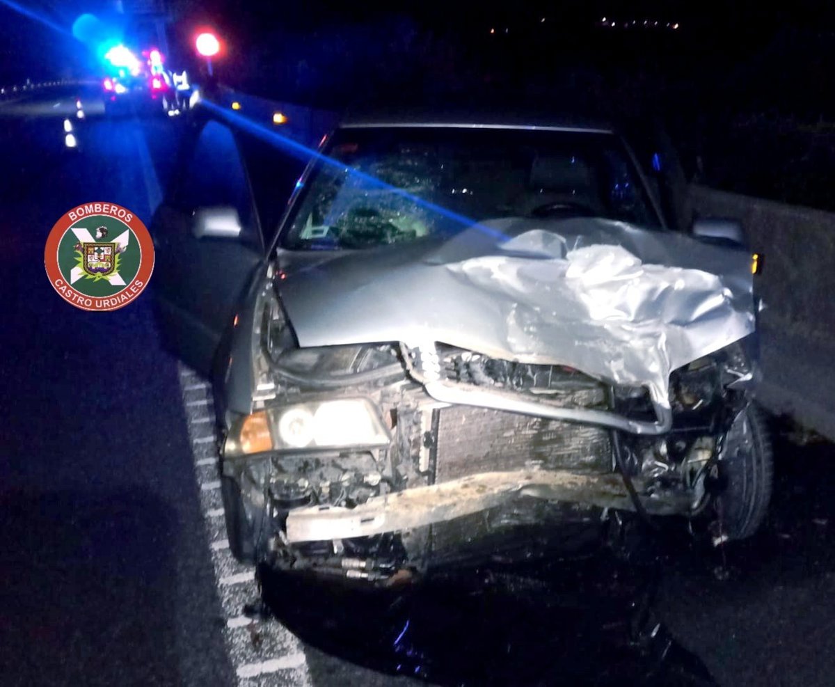 Tres heridos al volcar un coche tras un accidente en la A-8 a la altura de Islares
