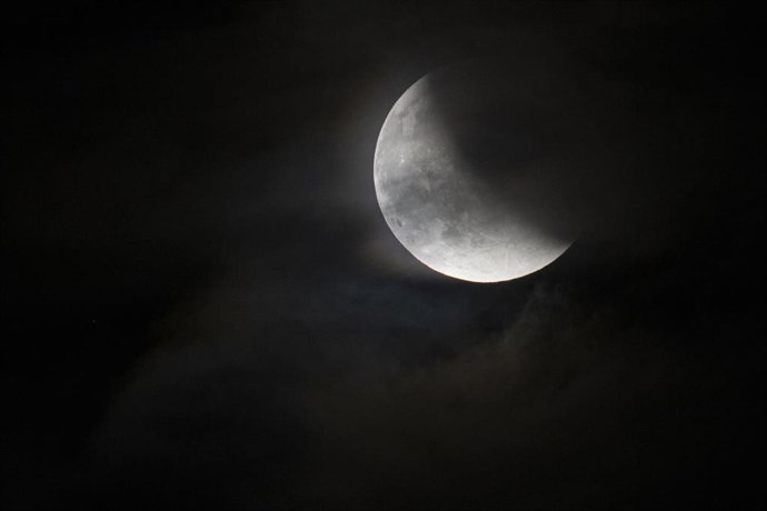 Archivo - Vista del eclipse lunar, a 7 de septiembre de 2025, en Barcelona, Catalunya (España). Durante el fenómeno astronómico la Tierra se interpone entre el Sol y la Luna proyectando su sombra sobre el satélite.  Además, durante unos minutos, la Luna a
