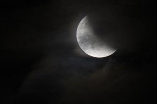 Archivo - Vista del eclipse lunar, a 7 de septiembre de 2025, en Barcelona, Catalunya (España). Durante el fenómeno astronómico la Tierra se interpone entre el Sol y la Luna proyectando su sombra sobre el satélite.  Además, durante unos minutos, la Luna a