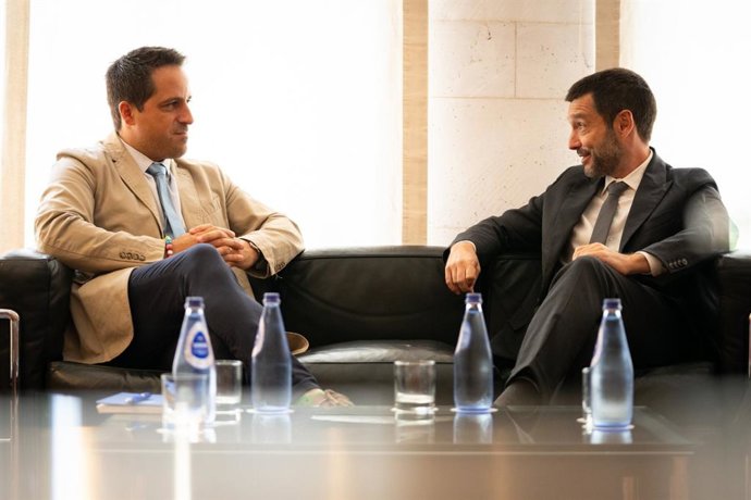 El ministro de Derechos Sociales, Consumo y Agenda 2030, Pablo Bustinduy, y el relator especial sobre el derecho a una vivienda adecuada de la ONU, Koldo Casla, este martes en Madrid.