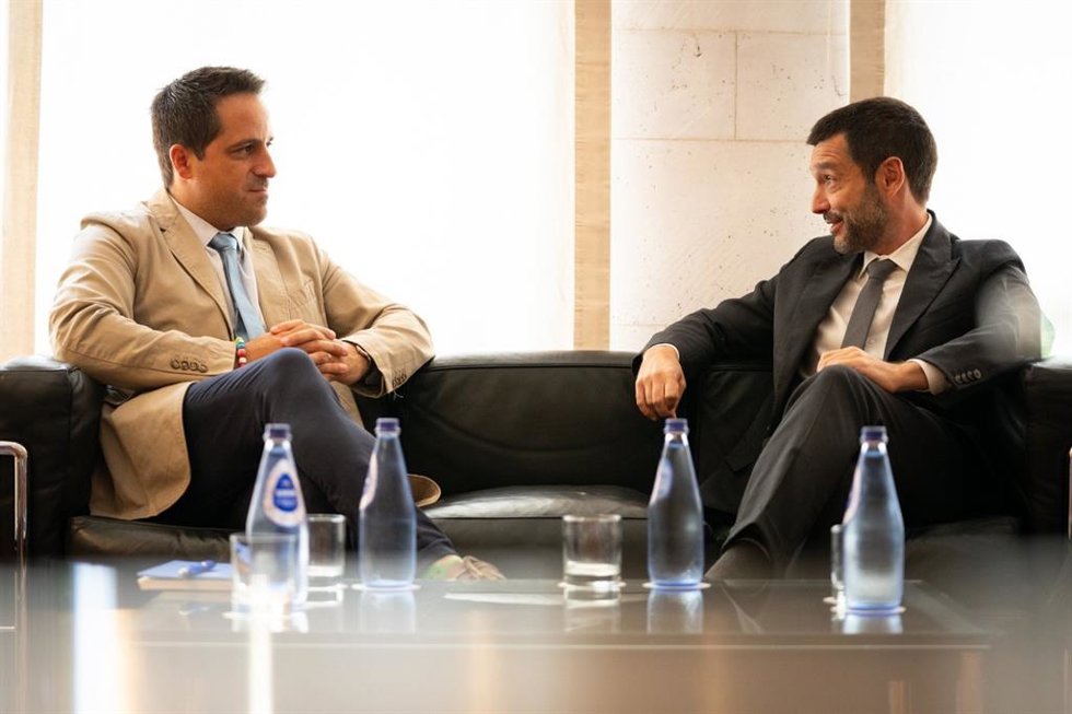 El ministro de Derechos Sociales, Consumo y Agenda 2030, Pablo Bustinduy, y el relator especial sobre el derecho a una vivienda adecuada de la ONU, Koldo Casla, este martes en Madrid.