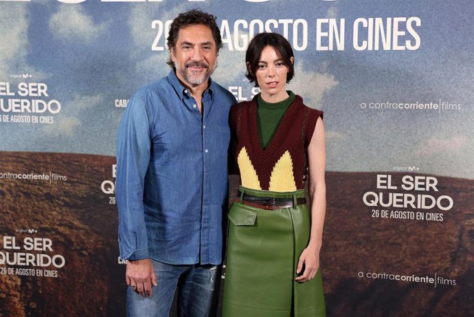 Javier Bardem y Vicky Luengo posan en el photocall de la película 'El ser querido', a 25 de agosto de 2026, en Madrid (España).