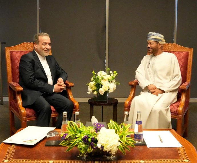 Archivo - Arquivo – 12 de abril de 2025, Mascate, Omã: O ministro das Relações Exteriores do Irã, ABBAS ARAGHCHI (à esquerda), se reúne com seu homólogo de Omã, BADR BIN HAMAD AL BUSAIDI (à direita), antes de iniciar negociações com o enviado dos EUA para