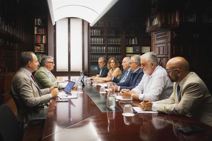 El vicepresidente segundo de la Junta de Andalucía y consejero de Turismo, Justicia, Desregulación y Administración Local, Manuel Gavira, en una reunión con representantes de la Federación Andaluza de Empresarios de Playas (Faeplayas).