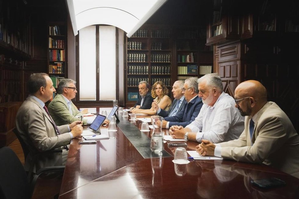 El vicepresidente segundo de la Junta de Andalucía y consejero de Turismo, Justicia, Desregulación y Administración Local, Manuel Gavira, en una reunión con representantes de la Federación Andaluza de Empresarios de Playas (Faeplayas).