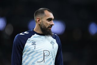 Archivo - Borja Iglesias of RC Celta de Vigo looks on during the Spanish League, LaLiga EA Sports, football match played between Real Madrid and RC Celta de Vigo at Bernabeu stadium on December 07, 2025, in Madrid, Spain.