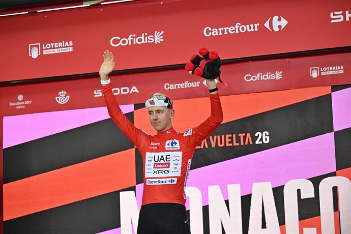 El ciclista Tadej Pogacar con el maillot rojo de La Vuelta