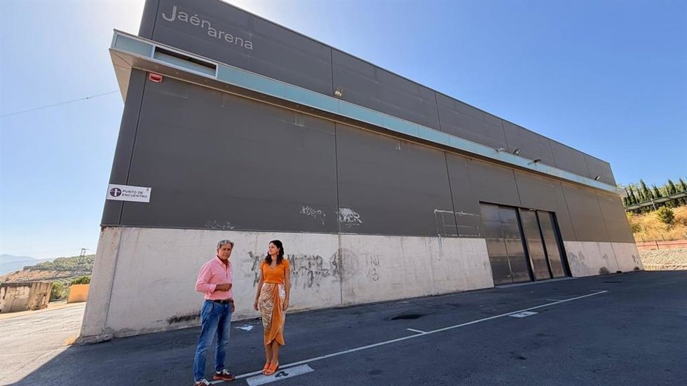 Antonio Losa y María Segovia ante la caseta Jaén Arena.
