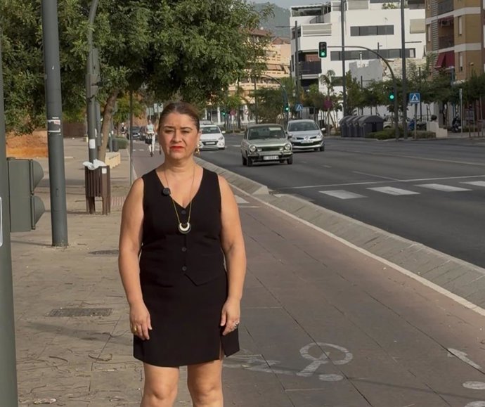 Irene Ruiz, junto a uno de los carriles bici existentes en la ciudad de Córdoba.