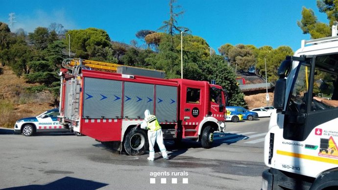 Els Agents Rurals desinfecten un camió de bombers per la PPA